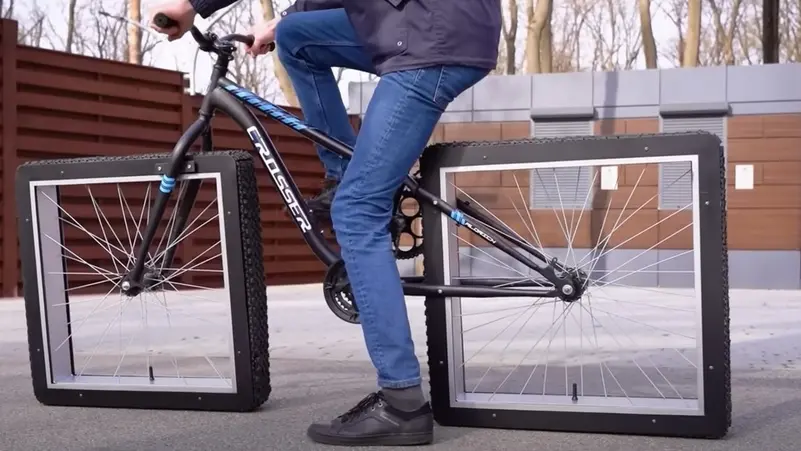 بالفيديو : ابتكار هو الاغرب حتى الآن ... دراجة هوائية بعجلات مربعة