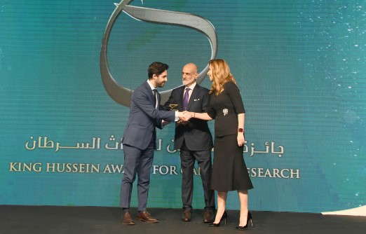 طبيب لبناني يحصد جائزة الملك حسين لأبحاث السرطان