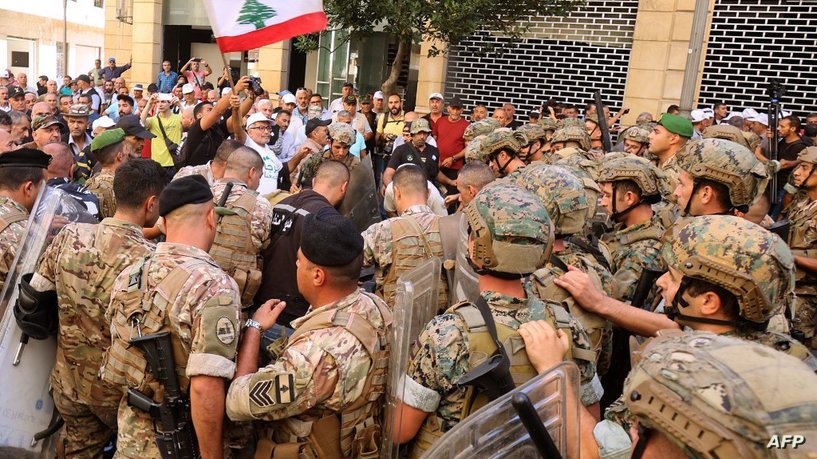 الأزمة المالية في لبنان تجبر جنودا على أعمال أخرى من الدليفري الى الصيرفة