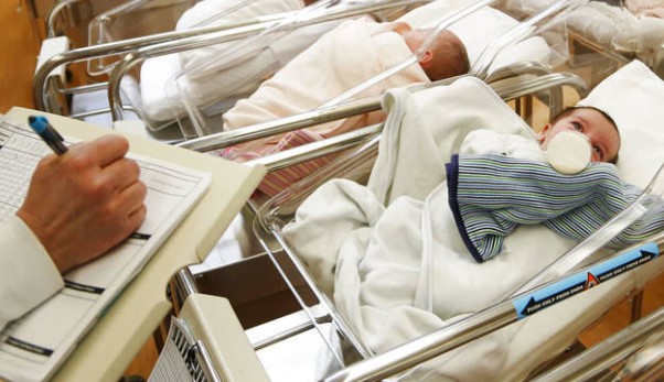 تكلفة مرتفعة وسط الأزمة الاقتصادية.. أرقام الولادات تتراجع في لبنان