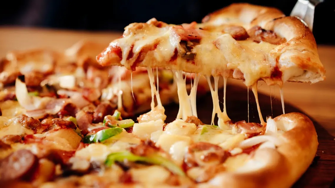 علماء إيطاليون يصنعون بيتزا مثالية خالية من الخميرة!