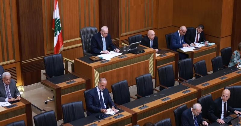 عون في باريس ويدعم «سلام الخطوة خطوة» مع إسرائيل
