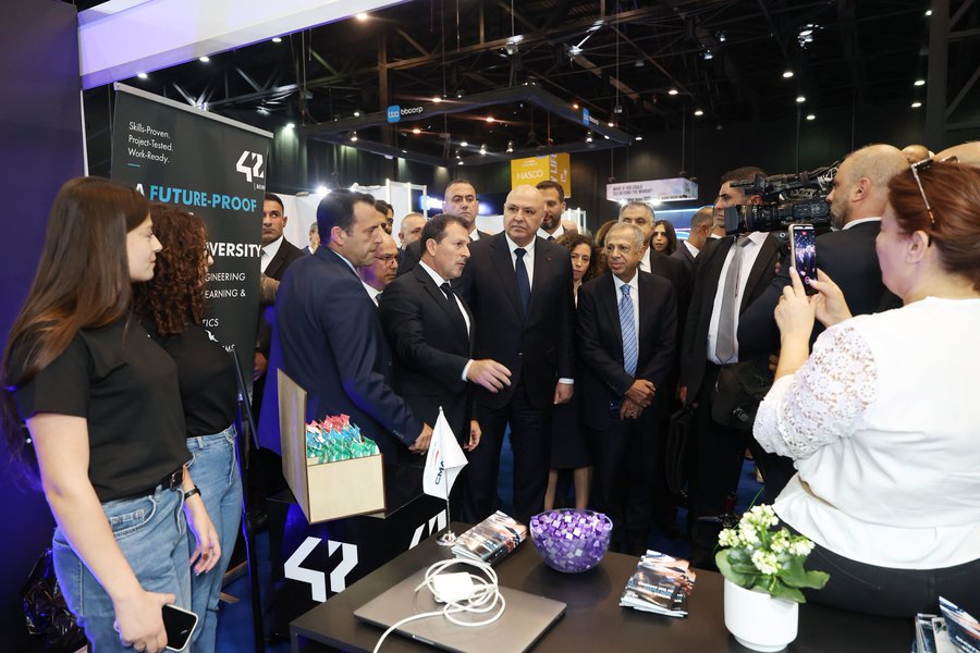عون-يفتتح-معرض4_4edb04f33f3c.jpg