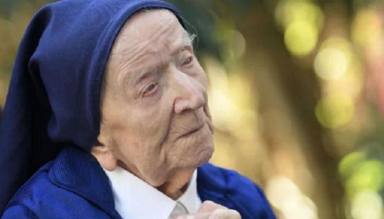 وفاة عميدة سنّ البشرية الراهبة الفرنسية الأخت أندريه عن 118 عاماً