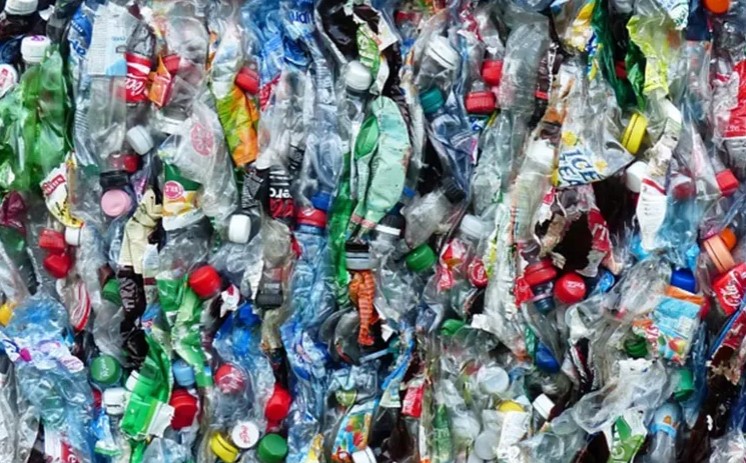 ألف عام لتتفكك وتتحلل.. خطوات حكومية لتقييد استخدام المواد البلاستيكية