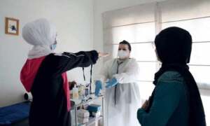 «أم الفقراء»: طبيبة لبنانية تعالج المرضى برسوم رمزية وتقدم لهم أدوية مجانية