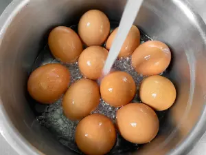 اليكم 12 حيلة ذكية لتقشير البيض المسلوق بسهولة