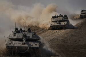 «بلومبيرغ»: إسرائيل تجهز قواتها لحرب شاملة مع «حزب الله»