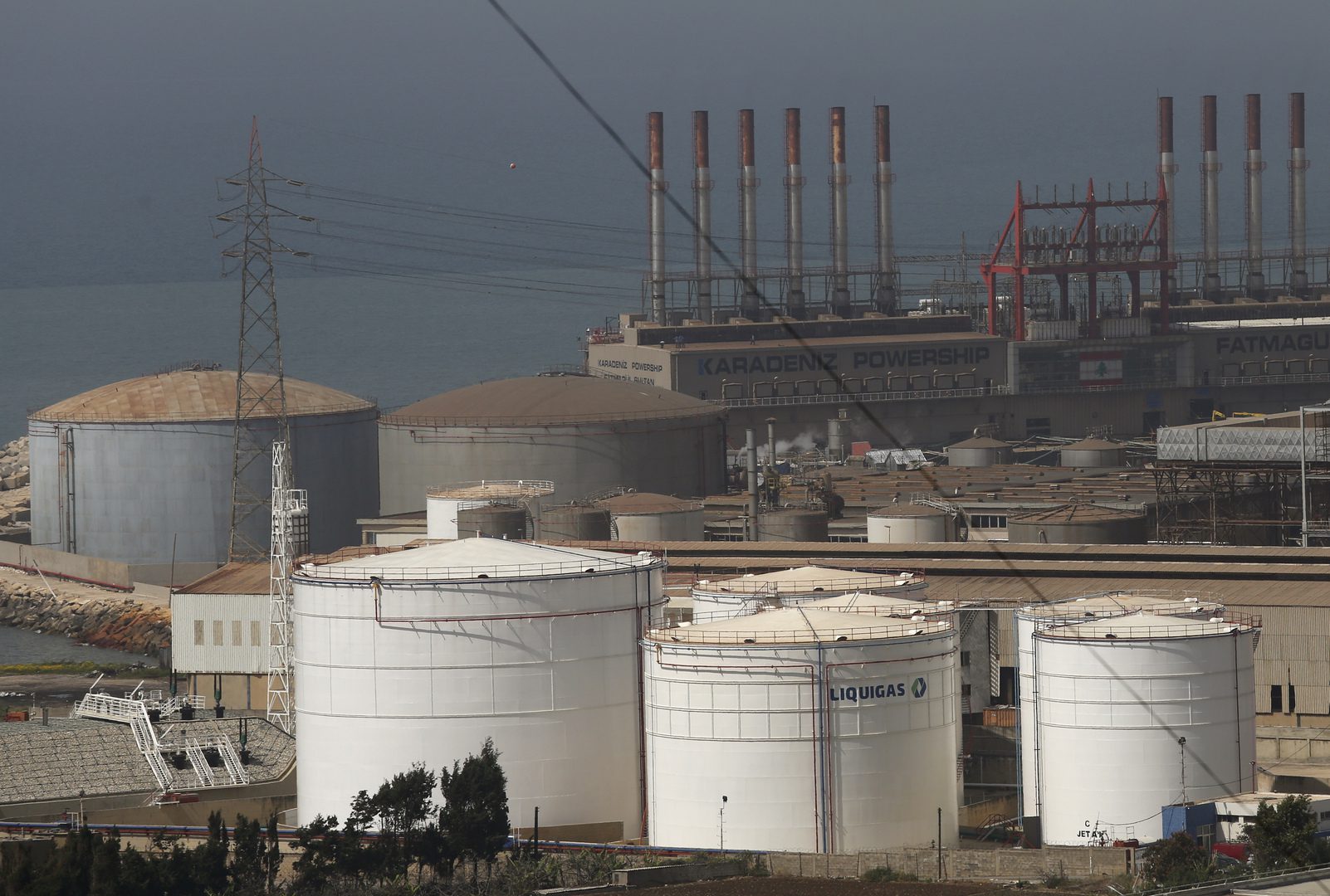 اللبنانيون يخشون انقطاع المشتقات النفطية أكثر من الحرب!
