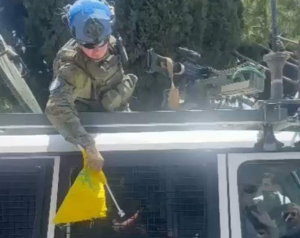 اعتراض دورية لـ “اليونيفيل” في صريفا ورفع علم الحزب على اليتها