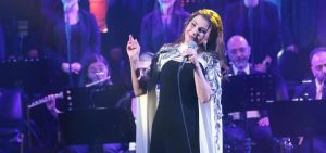 ماجدة الرومي ترفع علم لبنان وترد على منتقديها في افتتاح حفلها بمهرجان «أعياد بيروت»