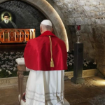 البابا خلال زيارة ضريح مار شربل في عنايا: لنطلب السلام ونُوكل إلى شفاعة القديس كل ما تحتاج إليه الكنيسة ولبنان والعالم